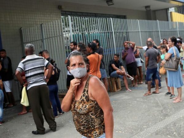 Hoje recebem dinheiro beneficiários do Bolsa Família com NIS final 5 — Foto: Reuters/Ricardo Morais