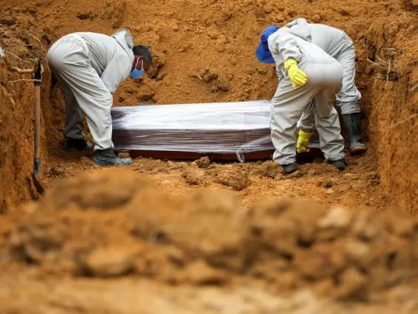 Ainda de acordo com o Ministério da Saúde, há 4,2 mil mortes em investigação. — Foto: Bruno Kelly/Reuters