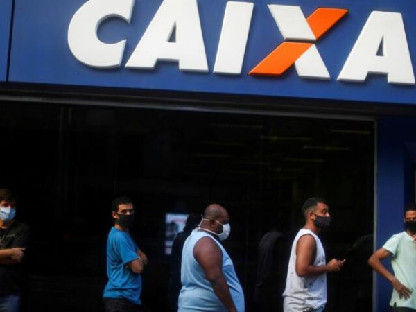 Beneficiários do Bolsa Família podem sacar segunda parcela — Foto: Reuters/Pilar Olivares