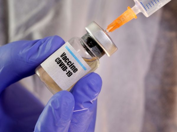 Bio-Manguinhos realizará as etapas de formulação, envase e rotulagem — Foto: Reuters