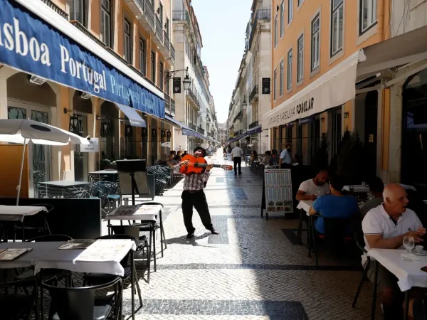 The coronavirus disease (COVID-19) outbreak in Lisbon