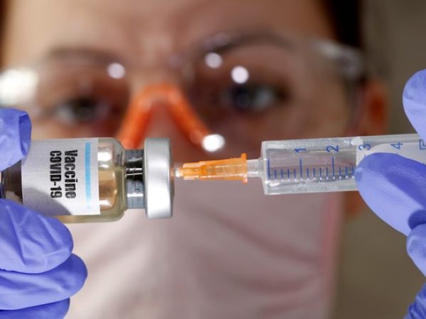 Testes de vacina contra Covid-19 foram pausados pela Johnson &Johnson’s — Foto: Reuters/Dado Ruvic/Illustration/File Photo