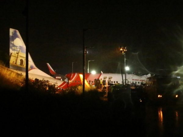 Equipes de resgate procuram sobreviventes depois que um avião da Air India Express sofreu um acidente ao pousar no aeroporto de Calicute, no sul da Índia — Foto: Stringer/Reuters
