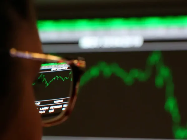 Mulher observa painel eletrônico da B3. 3/4/2019. REUTERS/Amanda Perobelli