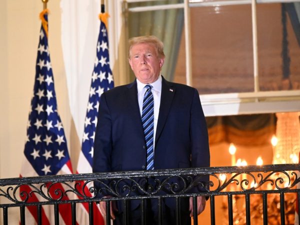 Presidente dos EUA, Donald Trump, retorna à Casa Branca após ser internado com Covid-19, em foto de 5 de outubro — Foto: Erin Scott/Arquivo/Reuters