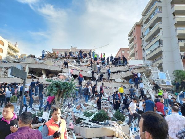 Prédio desabou em Izmir, na Turquia, após um terremoto no Mar Egeu — Foto: Tuncay Dersinlioglu/Reuters