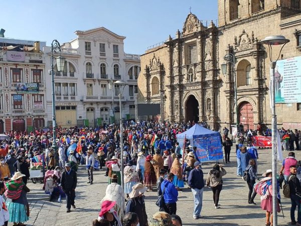 La Paz, Bolivia.- In the photo taken on November 8, 2020, the assumption of Luis Arce to the presidency of Bolivia. After winning the October 18 elections, the president-elect and his vice, David Choquehuanca, received the presidential attributes in front of a crowd that gathered in front of the Quemado Palace in La Paz. Jeanine Añez did not attend the ceremony. Ulan Pool / Latin America News Agency via Reuters Connect