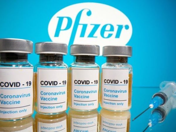 Foto ilustrativa com frascos e seringa na frente de logotipo da farmacêutica Pfizer — Foto: Dado Ruvic/Reuters