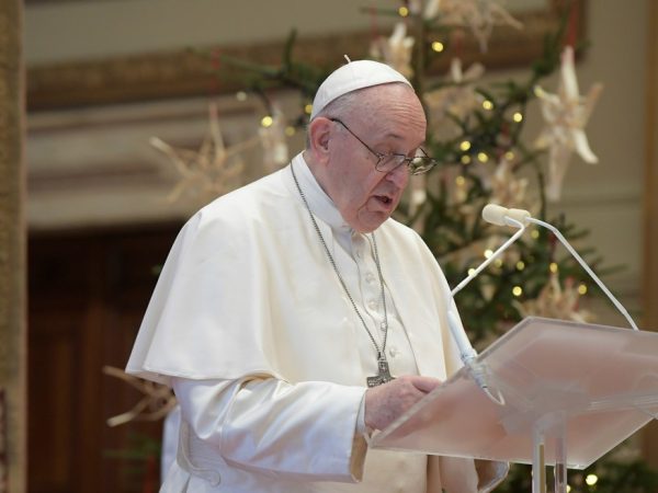 O Papa Francisco faz seu tradicional discurso Urbi et Orbi de dentro do Salão das Bênçãos no dia 25 de dezembro — Foto: Mídia do Vaticano/reprodução via Reuters