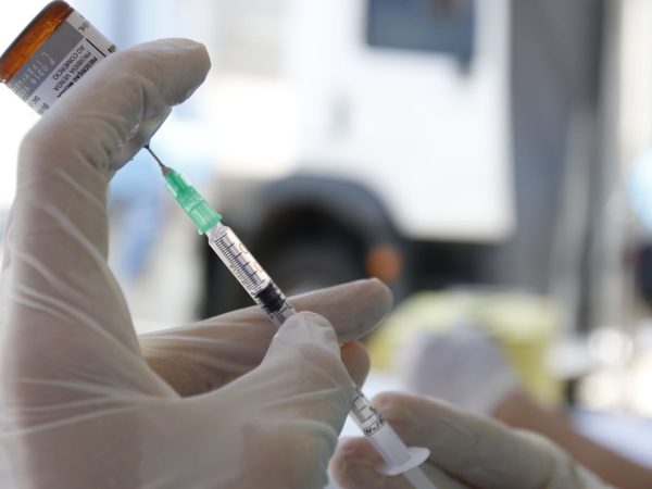 Os europeus estão recebendo a vacina desenvolvida pela Pfize. — Foto: Agência Brasil