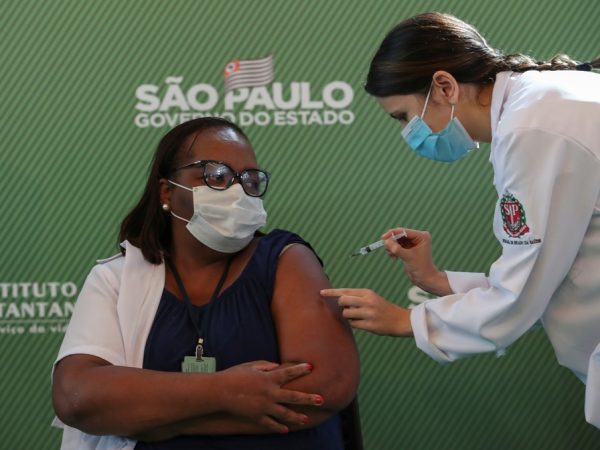 A enfermeira de 54 anos, recebe uma dose da vacina Sinovac Contra a Covid-19 em São Paulo — Foto: Amanda Perobelli/Reuters