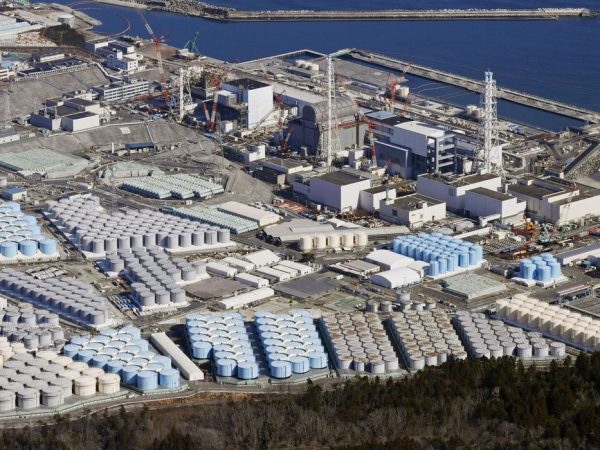 Vista aérea dos tanques de armazenamento de água da usina nuclear de Fukushima, no Japão.