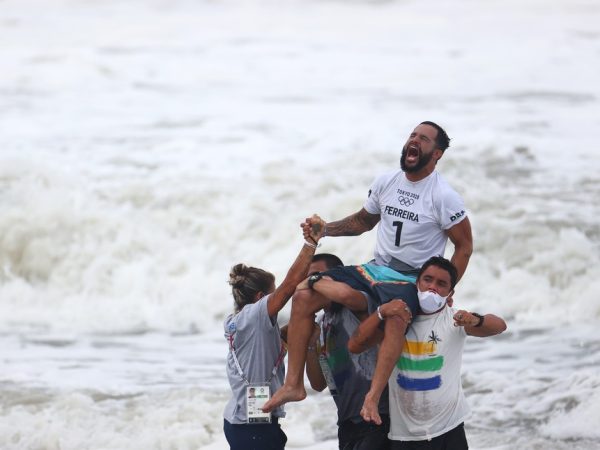 Ítalo Ferreira comemora após ganhar medalha de ouro no surfe nesta terça (27) nas Olimpíadas de Tóquio — Foto: Lisi Niesner/Reuters