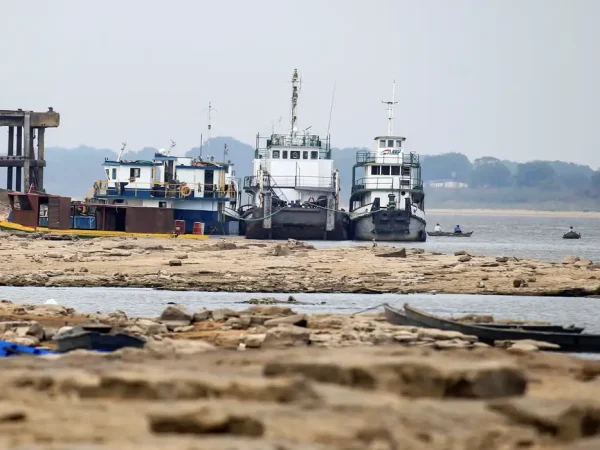 Vista do rio Paraguai na altura de Puerto Pabla em meio à seca.