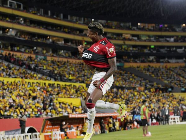 Bruno Henrique brilha e marca os dois gols da vitória. — Foto: © Pool via Reuters/Santiago Arcos