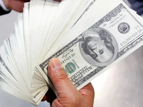 Pessoa conta notas de dólares dos EUA na sede do banco Korea Exchange, em Seul