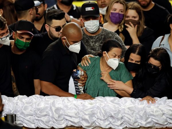 Ruth Moreira Dias, mãe da cantora brasileira Marília Mendonça, chorou ao lado do caixão, com apoio das cantoras Maiara e Maraisa. — Foto: Ueslei Marcelino