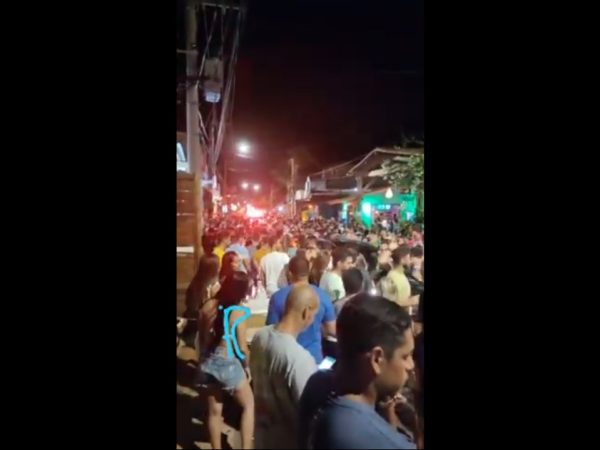 Vídeo mostra uma multidão sem máscaras reunida na noite de ontem em uma das principais ruas. — Foto: Reprodução