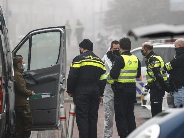 Um esquadrão antibombas foi ao local na cidade de Bovenkarspel na Holanda  — Foto: AFP