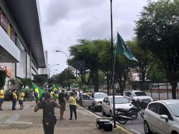 Ao todo, cerca de 50 veículos participam do protesto. — Foto: Divulgação