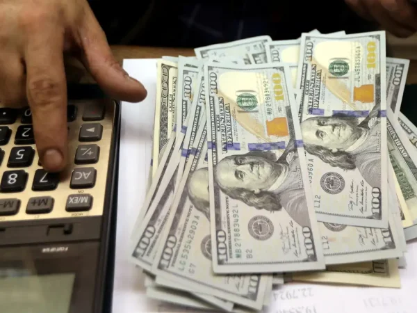 Funcionário de casa de câmbio do Cairo conta notas de dólar