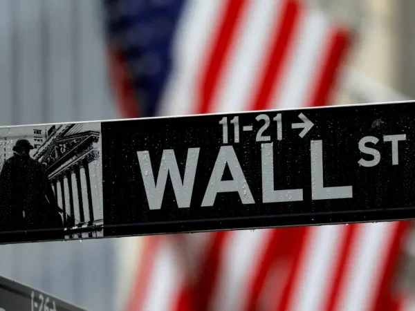 Placa de Wall Street em frente ao prédio da Bolsa de Nova York, EUA