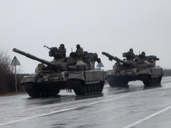 Tanques entram na cidade de Mariupol, na Ucrânia, após Putin ordenar uma invasão do país — Foto: Reuters/Carlos Barria