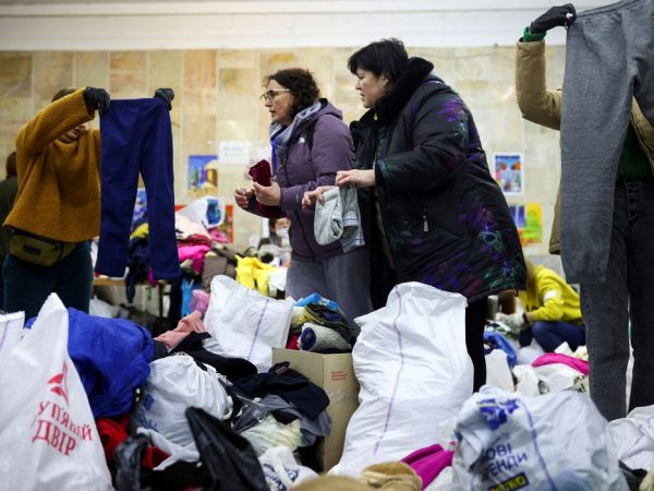 Voluntários levam bens de primeira necessidade para ucranianos que estão fugindo da guerra, em Lviv, na Ucrânia