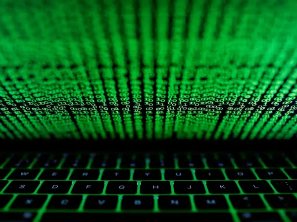 Teclado de computador iluminado por código cibernético