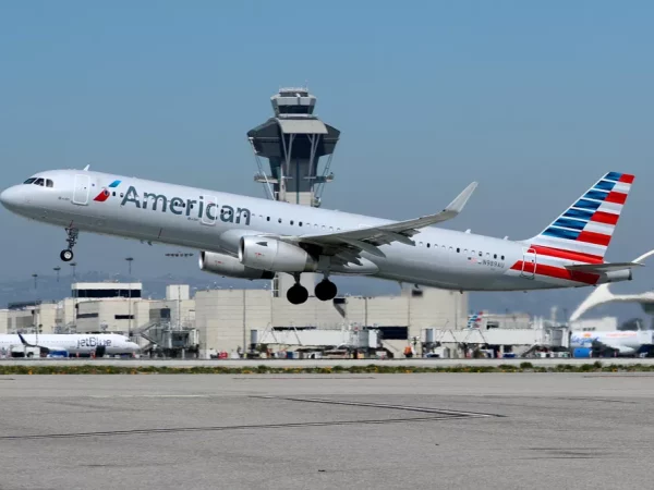 Avião modelo Airbus A321 decolando de aeroporto em Los Angeles — Foto: Mike Blake/REUTERS