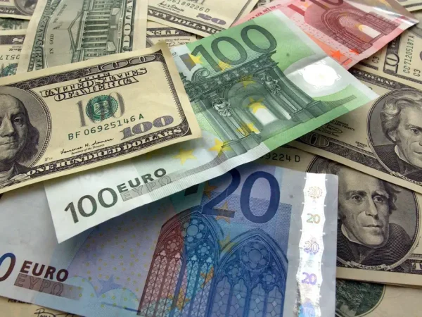 Value of euro falls to reach parity with dollar
