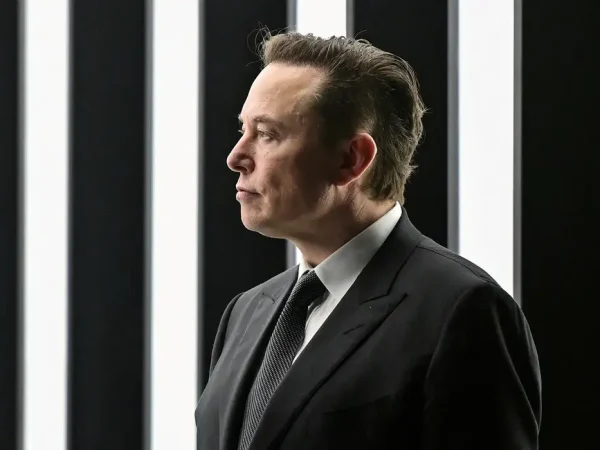 O bilionário Elon Musk participa de testes da SpaceX