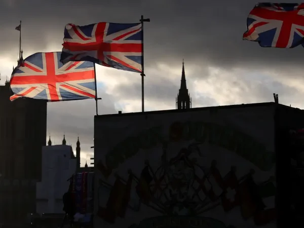 Reino Unido proíbe câmeras da China em prédios do governo. Na foto, o Parlamento britânico, em Londres