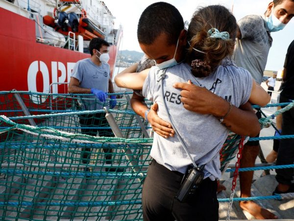 Migrantes a bordo de barco de resgate chegam em porto na Sicília, Itália