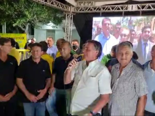 Acompanhado do ministro Rogério Marinho, presidente Bolsonaro discursou na Praça de Alimentação. — Foto: Reprodução