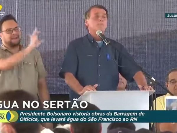 Bolsonaro refere-se à desapropriação de algumas casas na região que faltam para a conclusão da obra. — Foto: Reprodução