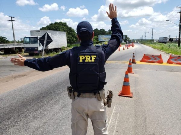O motorista do veículo recebeu voz de prisão. — Foto: Divulgação/PRF