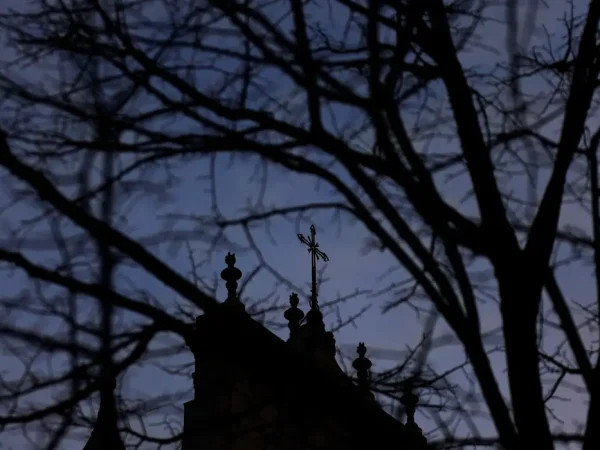 Cruz no topo de igreja em Lisboa