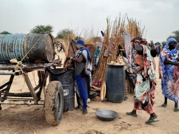 Mulher sudanesa que fugiu da violência em seu país tenta coletar água de barril na fronteira entre Sudão e Chade
26/04/2023 REUTERS/Mahamet Ramdane