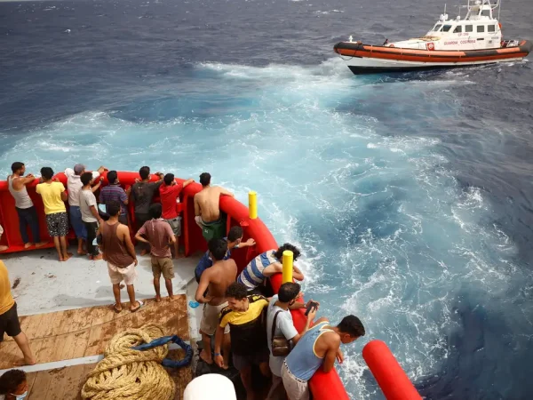 .Pessoas a bordo do barco de resgate da ONG Proactiva Open Arms Uno olham para o barco da guarda costeira indo para a ilha de Lampedusa, no mar Mediterrâneo central, Itália.
19/08/2022
REUTERS/Juan Medina/Foto de arquivo