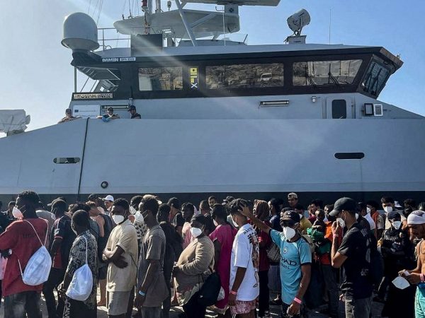 Migrantes recém chegados aguardam no porto da ilha de Lampedusa, na Italia 27/08/2023 REUTERS/Tony Colapinto