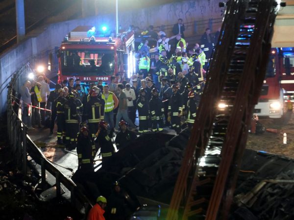 Socorristas trabalham no resgate de vítimas de acidente com ônibus em Mestre, perto de Veneza, na Itália. REUTERS/Manuel Silvestri