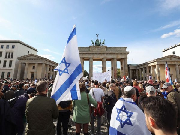 Israel supporters protest at the Brandenburg Gate in Berlin. REUTERS/Liesa Johannssen