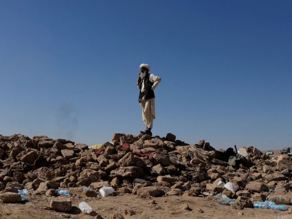 Afeganistão - Terremoto; resgates. REUTERS/Ali Khara
