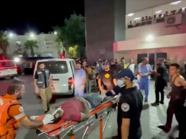 Pessoas feridas são transferidas após hospital de Gaza ser atingido em ataque 17/10/2023 REUTERS/Reuters TV