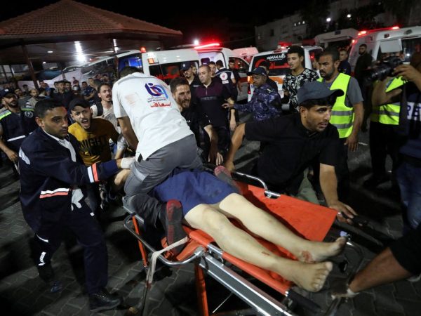 Pessoas são transferidas após hospital na Faixa de Gaza ser atingido por ataque aéreo