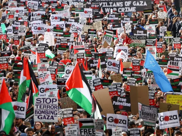 Os manifestantes querem o fim do mais recente conflito no Oriente Médio. — Foto: © REUTERS/Hannah Mckay