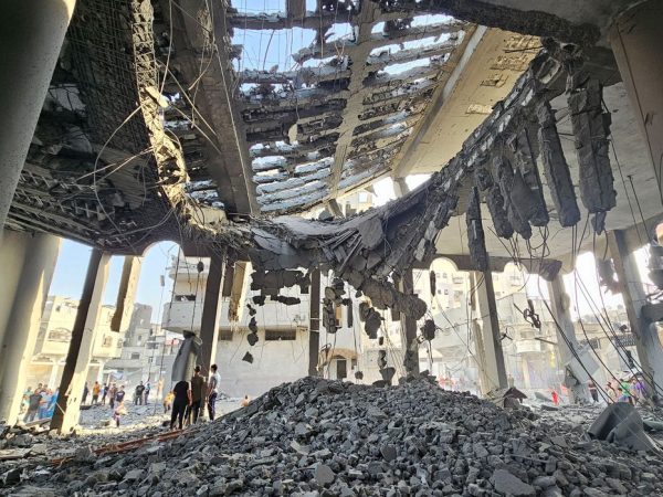 Palestinos inspecionam escombros de uma mesquita destruída em ataques israelenses, no norte da Faixa de Gaza
22/10/2023
REUTERS/Anas al-Shareef