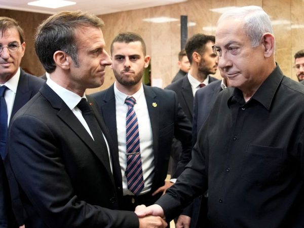 Israeli Prime Minister Benjamin Netanyahu and French President Emmanuel Macron shake hands following a joint press conference, amid the Israeli-Hamas conflict, in Jerusalem, October 24, 2023.  Christophe Ena/Pool via REUTERS