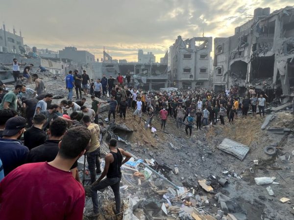 Palestinos buscam vítimas após ataque israelense no campo de refugiados de Jabalia, na Faixa de Gaza
31/10/2023
REUTERS/Fadi Whadi
